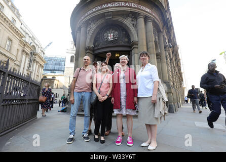 Le changement climatique protestataires Rachel King (centre gauche) et Kate Bull (centre droit) avec des partisans à l'extérieur Ville de London magistrates' court où ils sont en raison d'apparaître suite à l'extinction des dernières manifestations de rébellion à Londres. Banque D'Images