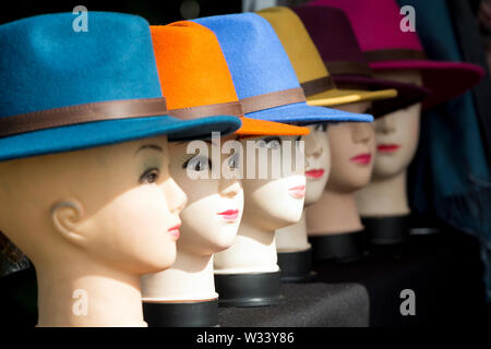 Trilby chapeaux colorés à vendre Banque D'Images