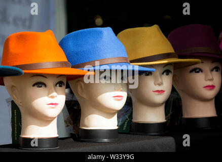 Trilby chapeaux colorés à vendre Banque D'Images