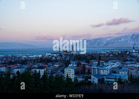 Coucher du soleil grand angle 120° panorama de l'est ville de Reykjavik en hiver avec beaucoup de neige sur la montagne dans l'arrière-plan de la partie supérieure du perlan tower (photo 3/7) Banque D'Images