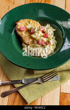 Poulet cordon bleu servi avec risotto d'orzo crème et jambon Banque D'Images