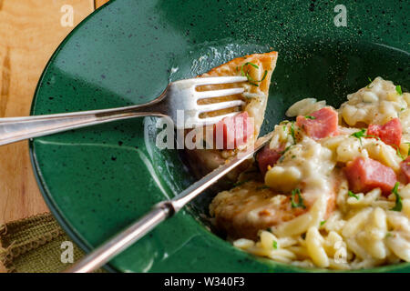 Poulet cordon bleu servi avec risotto d'orzo crème et jambon Banque D'Images