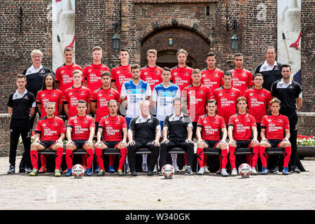 HELMOND - 11-07-2019, SolarUnie stadion néerlandaise de football Keuken Kampioen Divisie 2019 saison - 2020. Première rangée, de gauche à droite, Robert Dean, Mytzers Koolhof, Joeri Poelmans, Wil bossen, Frank van Kempen, Sander Vereijken, Bram Zwanen Tibeau, Swinnen. Rangée du milieu de gauche à droite, Erik borstoom, Jeffrey Neral, Juul Recettes, Koen Wesdorp, Stijn van Gassel, Stefan Tielemans, Jeroen Verkennis, Kay van der Vorst, Diego Snepvangers, Remco van der Heijden. Rangée arrière de gauche à droite, Charles Rudolf, Ferry de Regt, Givan Werkhoven, Nick de Daan Louw, Klomp, Orhan DZepar, Guus Joppen, Daan Ibrahi Banque D'Images