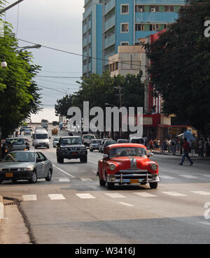La Havane, Cuba - 2 juillet 2019 : les voitures et les voitures modernes partager la route sur un après-midi tranquille à La Havane. Banque D'Images