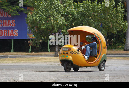 La Havane, Cuba - juillet 2, 2019 : un chauffeur se détend dans son "Coco Taxi', un mode de transport populaire à Cuba. Banque D'Images