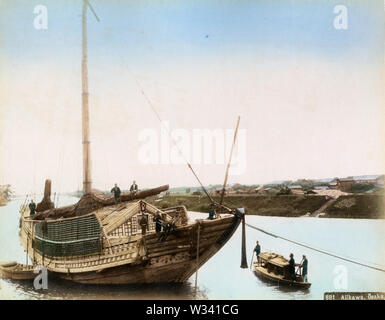 [ 1890 Japon - Japonais des bateaux sur l'Ajikawa, Osaka ] - bateaux dans la rivière Ajikawa à Osaka, ca 1890. 19e siècle vintage albumen photo. Banque D'Images