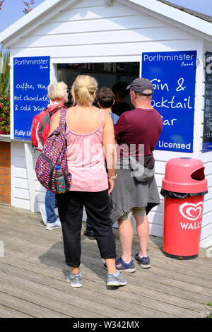 Bar à cocktails Gin et plage de Porthminster, St Ives Cornwall Banque D'Images