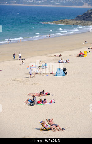 Les vacanciers dans la région de Cornwall sur la plage de Porthminster à St Ives Banque D'Images