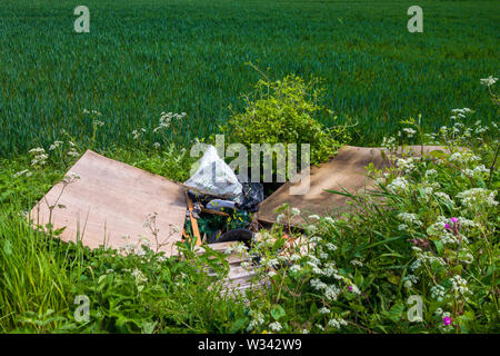 Le vol de déchets ménagers dans un champ de fermiers dans la campagne britannique. Banque D'Images