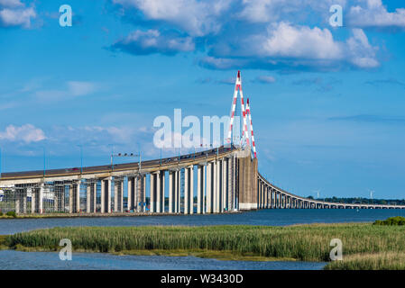 Le Pont de Saint-Nazaire est un pont à haubans enjambant le fleuve Loire et reliant Saint-Nazaire et Saint-brévin-les-Pins en France Banque D'Images