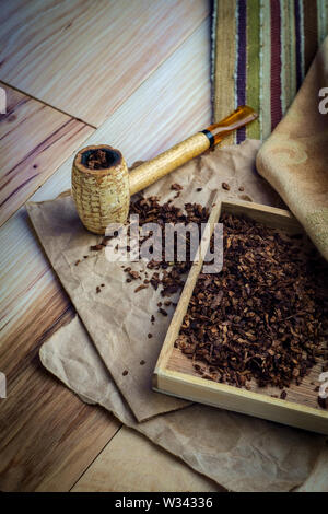 Tabac loisirs rustique table en bois du tuyau d'épis de maïs Banque D'Images