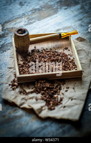 Tabac loisirs rustique table en bois du tuyau d'épis de maïs Banque D'Images