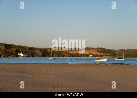 La rivière Nevern à Newport, Pembrokeshire, Pays de Galles. Bateaux dans l'estuaire sur une belle soirée de printemps. Banque D'Images