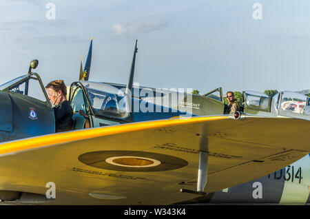 Deux avions Spitfire de la Seconde Guerre mondiale se prépare à démarrer les moteurs pour un meeting aérien à Maidstone dans le Kent, UK. Pilotes de légendes Aero Parkinson Anthony Banque D'Images