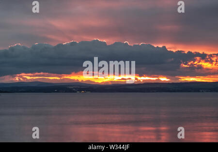 Un paysage magnifique photo d'un coucher de soleil sur le Firth of Forth près d'Edimbourg en Ecosse, Royaume-Uni Banque D'Images