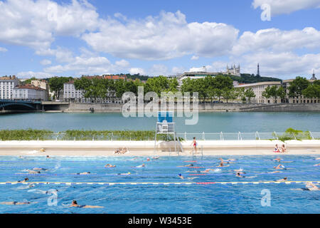 Lyon (sud-est de la France). Vue panoramique sur le Rhône et la ville de la "A la piscine" (à la piscine) restaurant terrasse sur t Banque D'Images