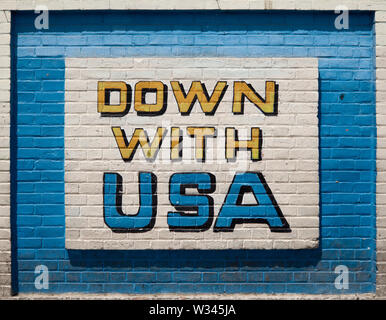 Téhéran, Iran. Apr 16, 2017. 16.04.2017, l'Iran, Téhéran : un anti-nord-mural 'Down avec USA' sur le mur extérieur de l'ancienne ambassade des États-Unis dans le centre de la capitale iranienne Téhéran, enregistré sur 16.04.2017. Elle a été occupée par les étudiants iraniens en 1979 lors de la révolution islamique, et 52 Américains ont été retenus en otage pendant 444 jours. Aujourd'hui, le bâtiment abrite un musée. Crédit : Thomas Schulze/dpa-Zentralbild/ZB | worldwide/dpa/Alamy Live News Banque D'Images