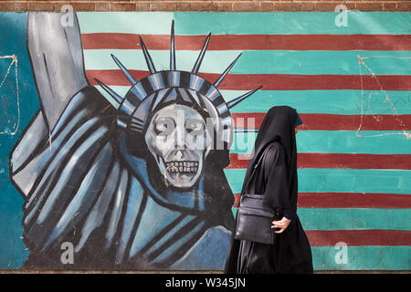 Téhéran, Iran. Apr 26, 2018. 26.04.2018, l'Iran, Téhéran : un anti-amérique grafitti basée sur la Statue de la liberté sur le mur extérieur de l'ancienne ambassade des États-Unis dans le centre de la capitale iranienne Téhéran, prise le 26.04.2018. Elle a été occupée par les étudiants iraniens en 1979 lors de la révolution islamique, et 52 Américains ont été retenus en otage pendant 444 jours. Aujourd'hui, le bâtiment abrite un musée. Crédit : Thomas Schulze/dpa-Zentralbild/ZB | worldwide/dpa/Alamy Live News Banque D'Images