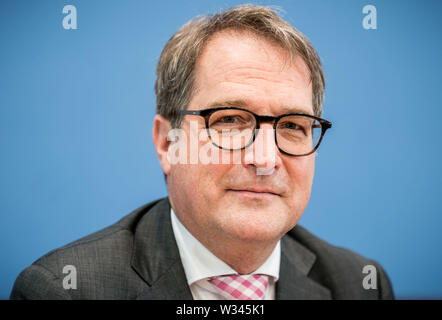 Berlin, Allemagne. 12 juillet, 2019. Volker Wieland, Directeur de l'Institut pour la stabilité monétaire et financière au Goethe de Francfort, enregistré à la présentation d'un rapport spécial sur les prix du CO2. Crédit : Michael Kappeler/dpa/Alamy Live News Banque D'Images