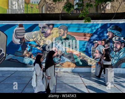 Téhéran, Iran. Apr 16, 2017. 16.04.2017, l'Iran, Téhéran : trouver les peintures murales dans le centre de la capitale iranienne Téhéran, prise le 16.04.2017. Crédit : Thomas Schulze/dpa-Zentralbild/ZB | worldwide/dpa/Alamy Live News Banque D'Images