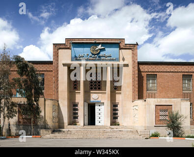 Téhéran, Iran. Apr 16, 2017. 16.04.2017, l'Iran, Téhéran : l'ancienne ambassade des États-Unis dans le centre de la capitale iranienne Téhéran, enregistré sur 16.04.2017. Elle a été occupée par les étudiants iraniens en 1979 lors de la révolution islamique, et 52 Américains ont été retenus en otage pendant 444 jours. Aujourd'hui, le bâtiment abrite un musée. Crédit : Thomas Schulze/dpa-Zentralbild/ZB | worldwide/dpa/Alamy Live News Banque D'Images