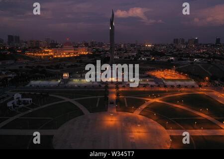 Luanda, mémorial Agostinho Neto vue de nuit. Banque D'Images