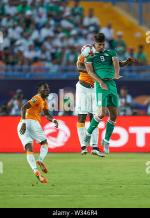 Suez, Egypte. 11 juillet, 2019. Côte d'Ivoire, en Egypte - FRANCE 11 Juillet 2019 : Bagdad Bounedjah de l'Algérie à la tête de la balle pendant la coupe d'Afrique des Nations 2019 match entre la côte d'Ivoire et l'Algérie au stade de Suez en Égypte, Suez. Ulrik Pedersen/CSM/Alamy Live News Banque D'Images