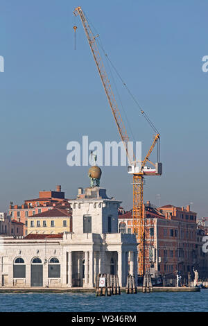 Grand Crane at Construction Site à Venise Italie Banque D'Images