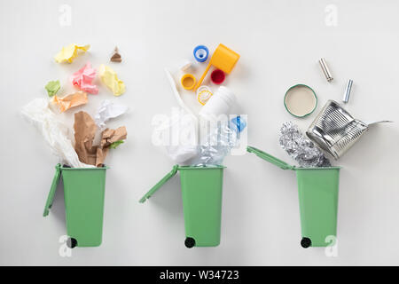 Vue de dessus de poubelles et de tri de déchets le gray Banque D'Images