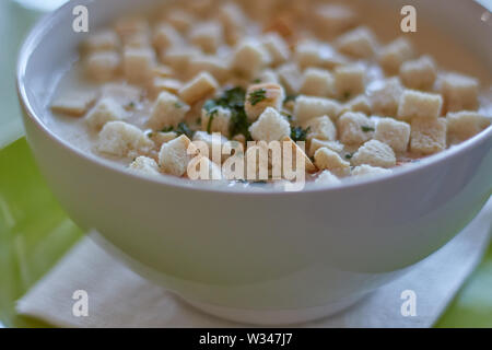 Soupe à l'ail traditionnelle hongroise morceaux de pain dans le restaurant Banque D'Images