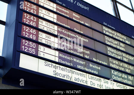 Heidelberg, Allemagne - Juin 2019 : Digitail train départ à l'écran d'affichage du plan à la gare principale de Allemand Banque D'Images