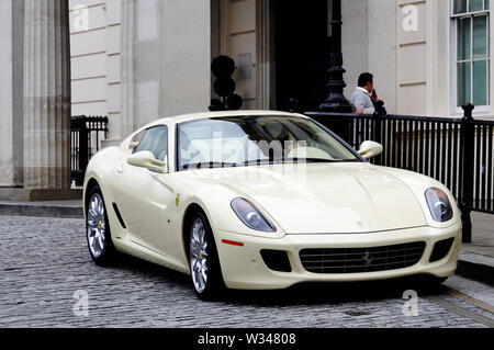 Londres, UK - CIRCA AVRIL 2011 : une Ferrari 599 GTB Fiorano garée en face de l'hôtel Lanesborough. Banque D'Images