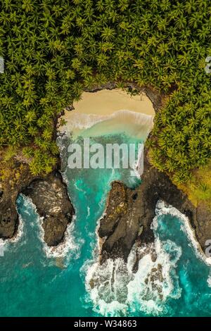 Plage épique dans le désert sur l'île tropicale de São Tomé Banque D'Images