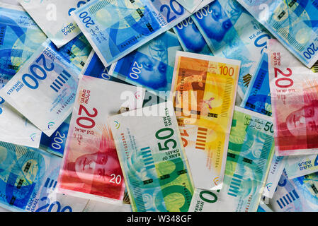 Pile de NEI - nouveaux shekels israéliens avec les nouveaux billets de 200, 100, 20, 50 shekel israélien. Wallpaper de shekels projets -Vue d'en haut. La politique et l'argent d'Israël b Banque D'Images