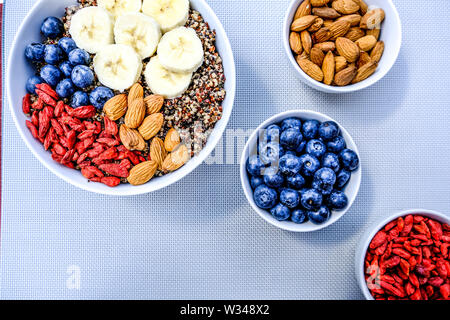 Le petit-déjeuner végétarien sain bol avec Quinoa fruits et les noix et les baies de Goji Banque D'Images