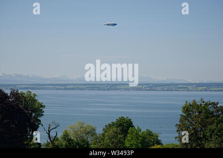 Un Zeppelin au-dessus du lac de Constance en Allemagne. Les Alpes dans le lointain. Banque D'Images