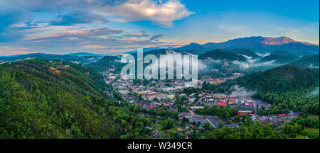 Gatlinburg, Tennessee, USA Downtown Skyline Panorama de l'antenne. Banque D'Images