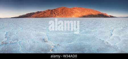 Vue sur les bassins de sel, Badwater Basin, Death Valley, comté d'Inyo, en Californie, aux États-Unis. Formations à Badwater sel Death Valley National Banque D'Images