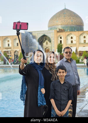 Isfahan, Iran. Apr 26, 2017. 26.04.2017, Iran, Ispahan : une famille prend un en face de l'selfies cheikh Lotfollah Mosquée sur la place Imam (Meidan-e Emam) dans la ville iranienne d'Ispahan, enregistré sur 26.04.2017. Crédit : Thomas Schulze/dpa-Zentralbild/ZB | worldwide/dpa/Alamy Live News Banque D'Images