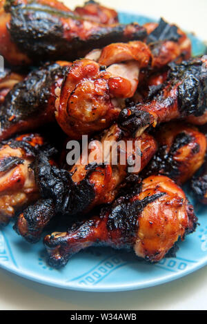 Sweet mesquite BBQ émaillés pilons de poulet avec peau carbonisé de flamme Banque D'Images