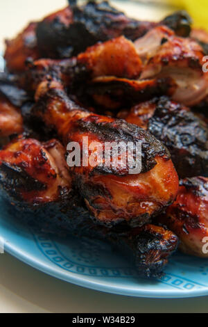 Sweet mesquite BBQ émaillés pilons de poulet avec peau carbonisé de flamme Banque D'Images