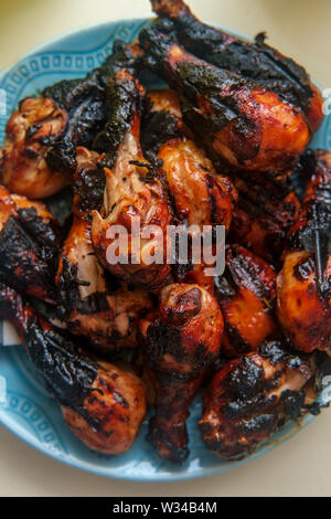 Sweet mesquite BBQ émaillés pilons de poulet avec peau carbonisé de flamme Banque D'Images