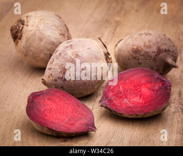 Beetroots sur planche de bois Banque D'Images