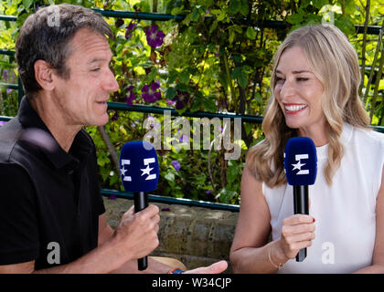 Londres, Royaume-Uni. 12 juillet, 2019. Mats Wilander (l) et Barbara Barbara parler devant la caméra de TV channel Eurosport à jour 11 au tennis de Wimbledon 2019 au All England Lawn Tennis et croquet Club à Londres. Crédit : Frank Molter/Alamy Live News Banque D'Images