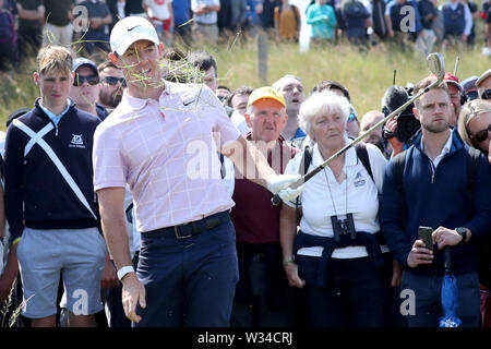 L'Irlande du Nord, Rory McIlroy hits un tir hors de l'état brut sur le deuxième trou pendant deux jours de la Aberdeen Investissements Standard Ouvert écossais du Renaissance Club, North Berwick. Banque D'Images