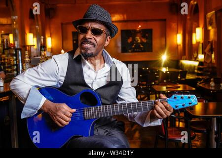 Exclusif - 09.07.2019, US-guitariste, chanteur, compositeur et producteur de Vasti Jackson lors d'une séance photo exclusive au Café Rix dans Berlin-Neukolln. Le guitariste a été nominé pour le prestigieux music award à la 59e Grammy Awards pour l'âme de Jimmie Rodgers en 2017 dans le meilleur album de blues traditionnel de catégorie. Le 11 juin 2019 Vasti Jackson a été honoré par l'Agence suédoise de l'Konig Polar Music Prize. En ce moment, Vasti Jackson est sur la scène que dans l'Ike Turner show 'Simply the Best - Tina Turner l'histoire" à l'Estrel Hotel à Berlin. Dans le monde d'utilisation | Banque D'Images