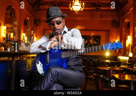 Exclusif - 09.07.2019, US-guitariste, chanteur, compositeur et producteur de Vasti Jackson lors d'une séance photo exclusive au Café Rix dans Berlin-Neukolln. Le guitariste a été nominé pour le prestigieux music award à la 59e Grammy Awards pour l'âme de Jimmie Rodgers en 2017 dans le meilleur album de blues traditionnel de catégorie. Le 11 juin 2019 Vasti Jackson a été honoré par l'Agence suédoise de l'Konig Polar Music Prize. En ce moment, Vasti Jackson est sur la scène que dans l'Ike Turner show 'Simply the Best - Tina Turner l'histoire" à l'Estrel Hotel à Berlin. Dans le monde d'utilisation | Banque D'Images