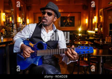 Exclusif - 09.07.2019, US-guitariste, chanteur, compositeur et producteur de Vasti Jackson lors d'une séance photo exclusive au Café Rix dans Berlin-Neukolln. Le guitariste a été nominé pour le prestigieux music award à la 59e Grammy Awards pour l'âme de Jimmie Rodgers en 2017 dans le meilleur album de blues traditionnel de catégorie. Le 11 juin 2019 Vasti Jackson a été honoré par l'Agence suédoise de l'Konig Polar Music Prize. En ce moment, Vasti Jackson est sur la scène que dans l'Ike Turner show 'Simply the Best - Tina Turner l'histoire" à l'Estrel Hotel à Berlin. Dans le monde d'utilisation | Banque D'Images