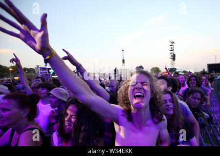 11 juillet 2019 - Lisbonne, Portugal - Fans cheer pendant le NOS vivants festival de musique 2019 à Lisbonne, Portugal, le 11 juillet 2019. Le NOS vivants music festival aura lieu du 11 juillet au 13 juillet 2019 avec la cure, Vampire Weekend et les Smashing Pumpkins comme têtes. (Crédit Image : © Pedro Fiuza/Zuma sur le fil) Banque D'Images