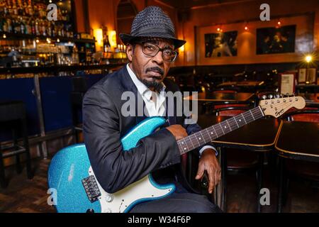 Exclusif - 09.07.2019, US-guitariste, chanteur, compositeur et producteur de Vasti Jackson lors d'une séance photo exclusive au Café Rix dans Berlin-Neukolln. Le guitariste a été nominé pour le prestigieux music award à la 59e Grammy Awards pour l'âme de Jimmie Rodgers en 2017 dans le meilleur album de blues traditionnel de catégorie. Le 11 juin 2019 Vasti Jackson a été honoré par l'Agence suédoise de l'Konig Polar Music Prize. En ce moment, Vasti Jackson est sur la scène que dans l'Ike Turner show 'Simply the Best - Tina Turner l'histoire" à l'Estrel Hotel à Berlin. Dans le monde d'utilisation | Banque D'Images